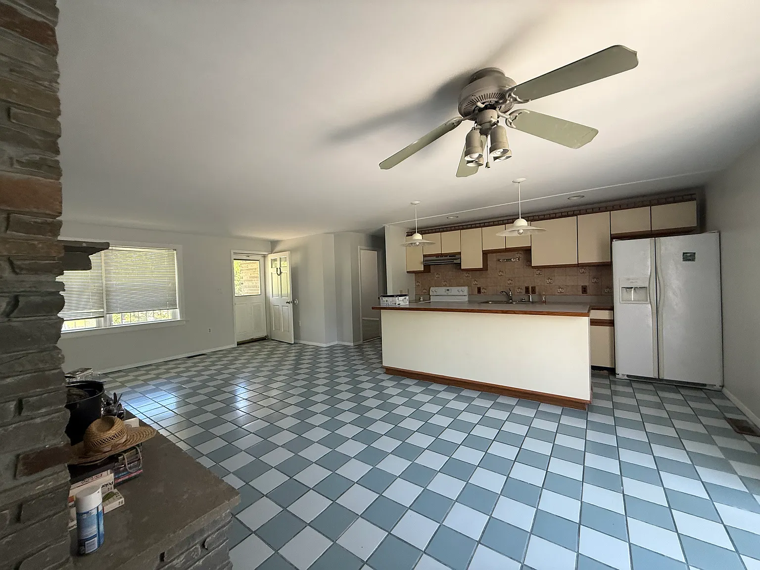 3 bed, 1878 sqft, $2,300 — Photo 2