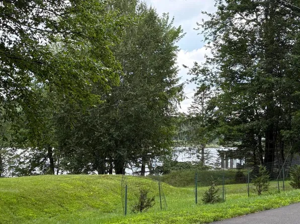 15 Northwood Rd, Dingmans Ferry, PA 18328
