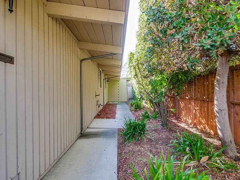 485 Emmons Dr — Photo 10