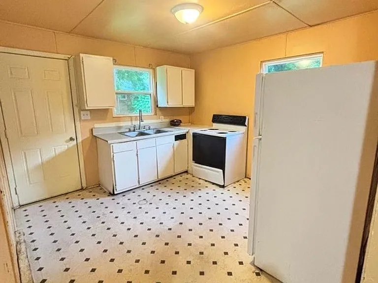 1235 Franklin Ave — Photo 3