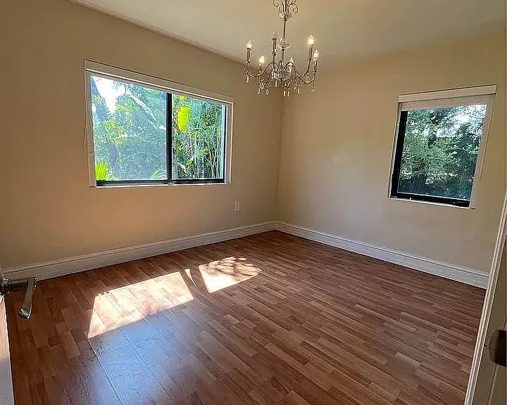 1010 NW 19th Ct — Photo 4