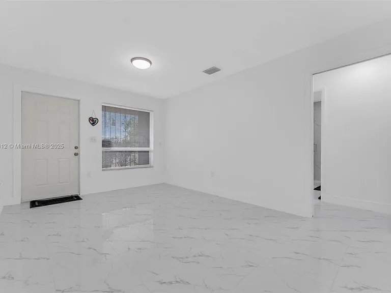 2401 SW 102nd Ave — Photo 15