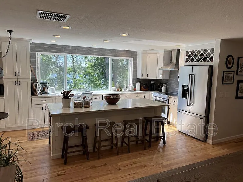 4 bed, 2.5 bath, 2037 sqft, $4,200 — Photo 3