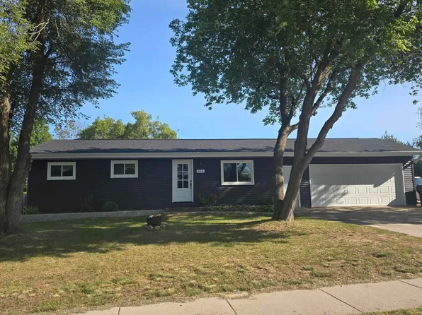 410 E Green Meadow Dr, Wautoma, WI 54982