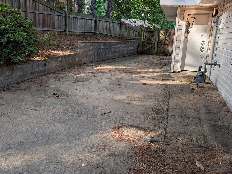 1605 Teresa Cir — Photo 40