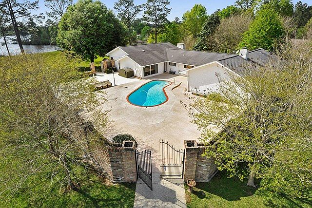 1st image of 714 Lakeside Dr