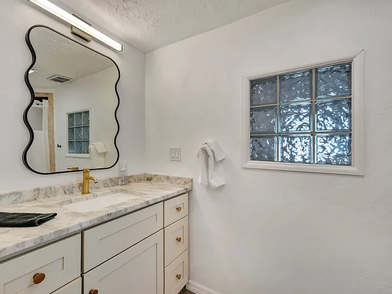 6426 Colonial Dr — Photo 24