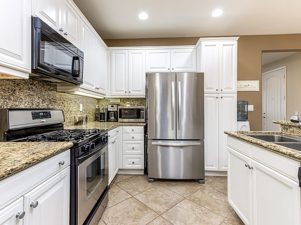 Kitchen w/ Granite Counters