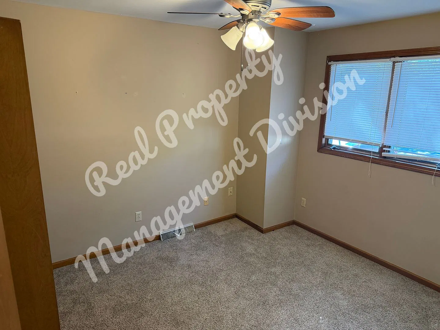 2 Bed / 1.5 Bath Near the Lake Fireplace, Garage, W/D Included — Photo 4