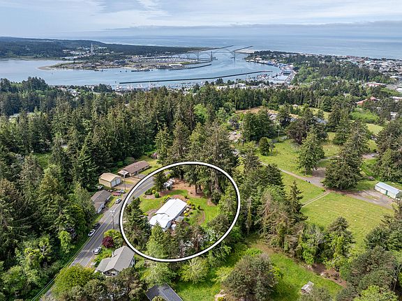 4th image of 1317 NE Yaquina Heights Dr