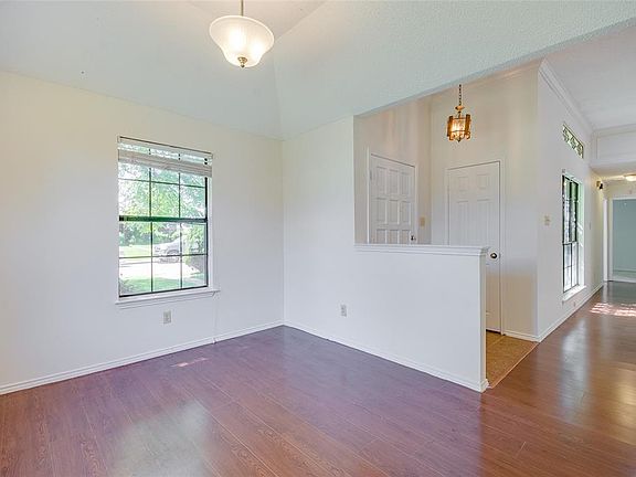 4th image of 828 Aspen Ln