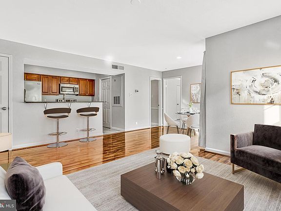 4th image of 3304 Wyndham Cres #239