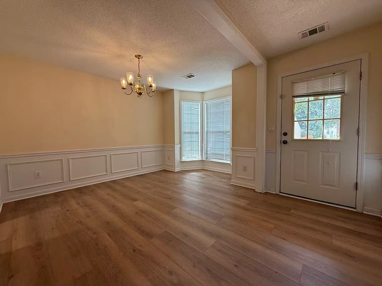 3 bed, 1905 sqft, $2,300 — Photo 3