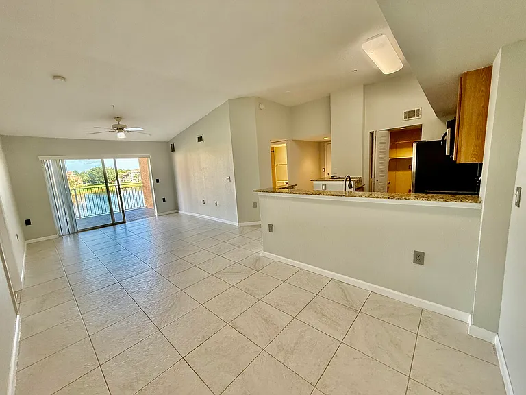 271 SW Palm Dr #304 — Photo 8