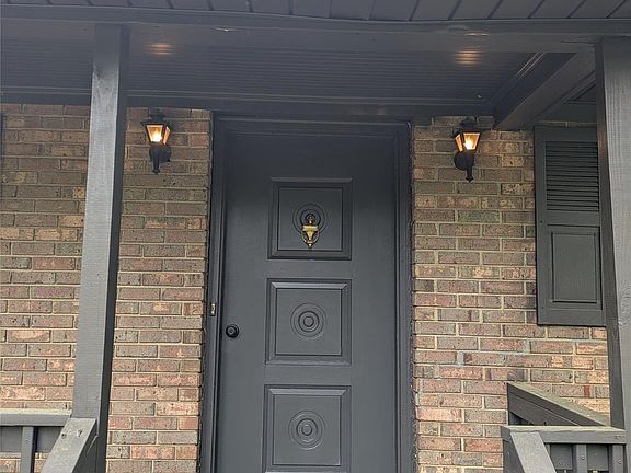 4th image of 1002 Hemlock Dr