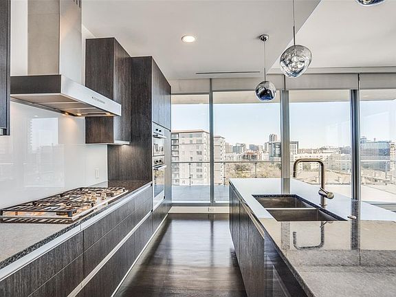 5th image of 3130 N Harwood St #1106