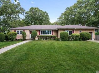 33 6th St, Holbrook, NY 11741
