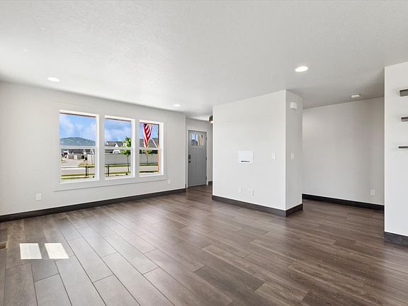 3rd image of 881 S Camas Ln