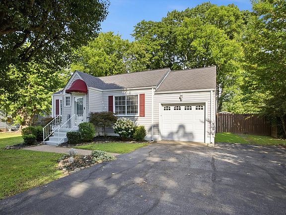 4th image of 718 Pyron Ln