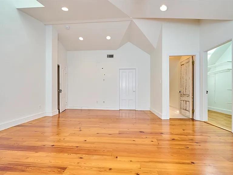 16 Indiana Ter — Photo 18