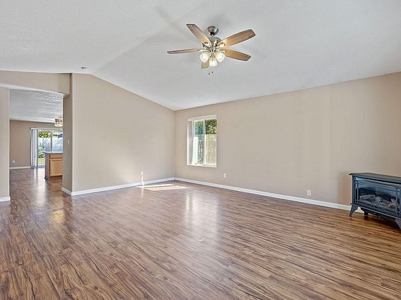 4th image of 2457 NE Jackalope Ct
