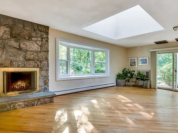2nd image of 56 Soundview Dr