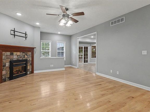 3rd image of 302 Sooter Ln