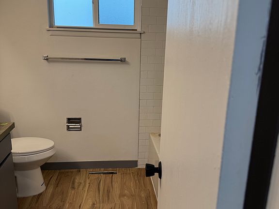 5th image of 4228 N Wall St #4228