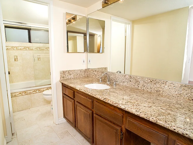 21931 Burbank Blvd #17 — Photo 10