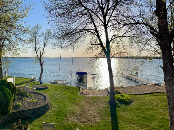1260 E Shore Dr, Detroit Lakes, MN 56501