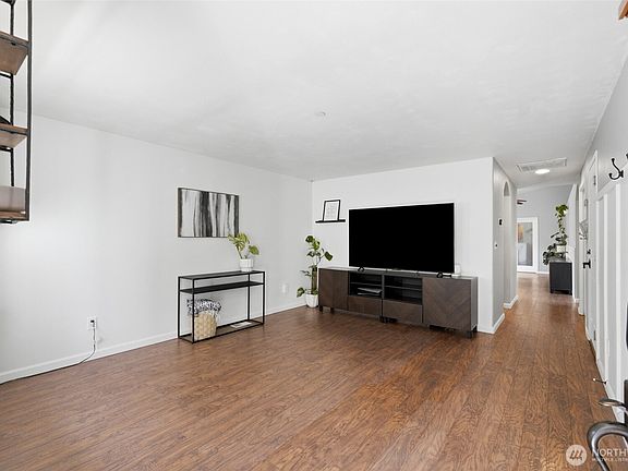 5th image of 10708 59th Avenue NE