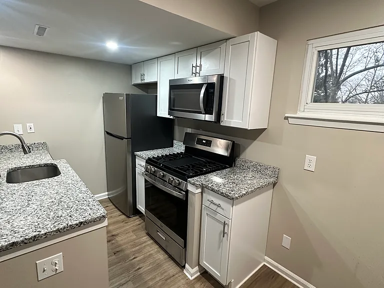10 Cedar Ave #F — Photo 1
