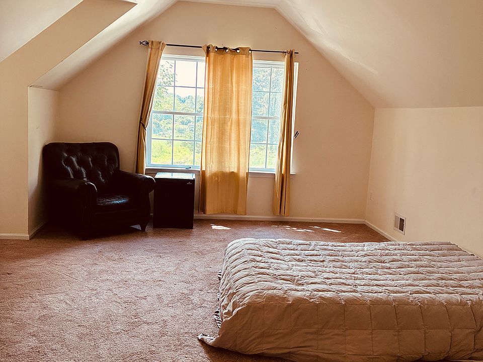 matress will be removed unless renter wants it, beautiful big spacious room, we will also be installing new blinds.
