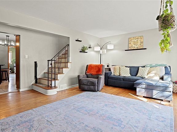 4th image of 860 Bryn Mawr Ave