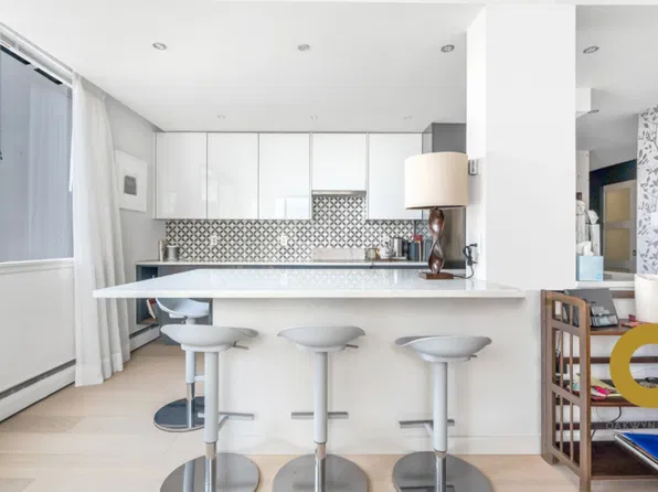 1850 Comox St #1A, Vancouver, BC V6G 1R3