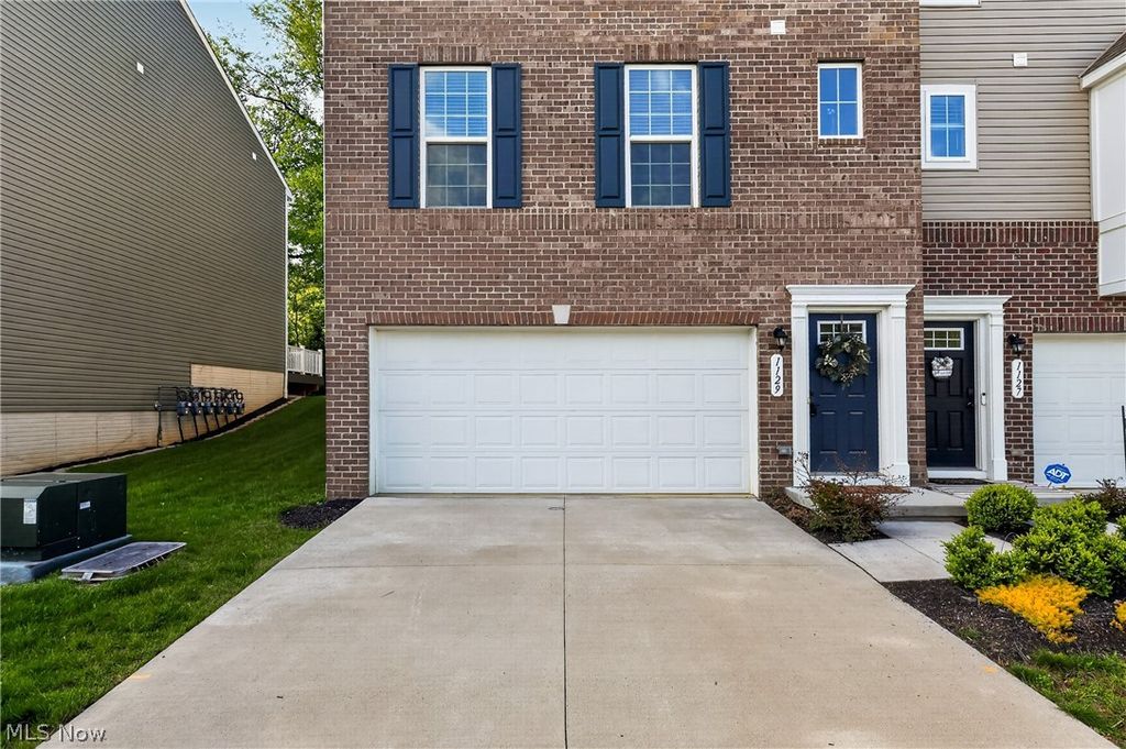 1129 Bean Ln, Akron, OH - View 3