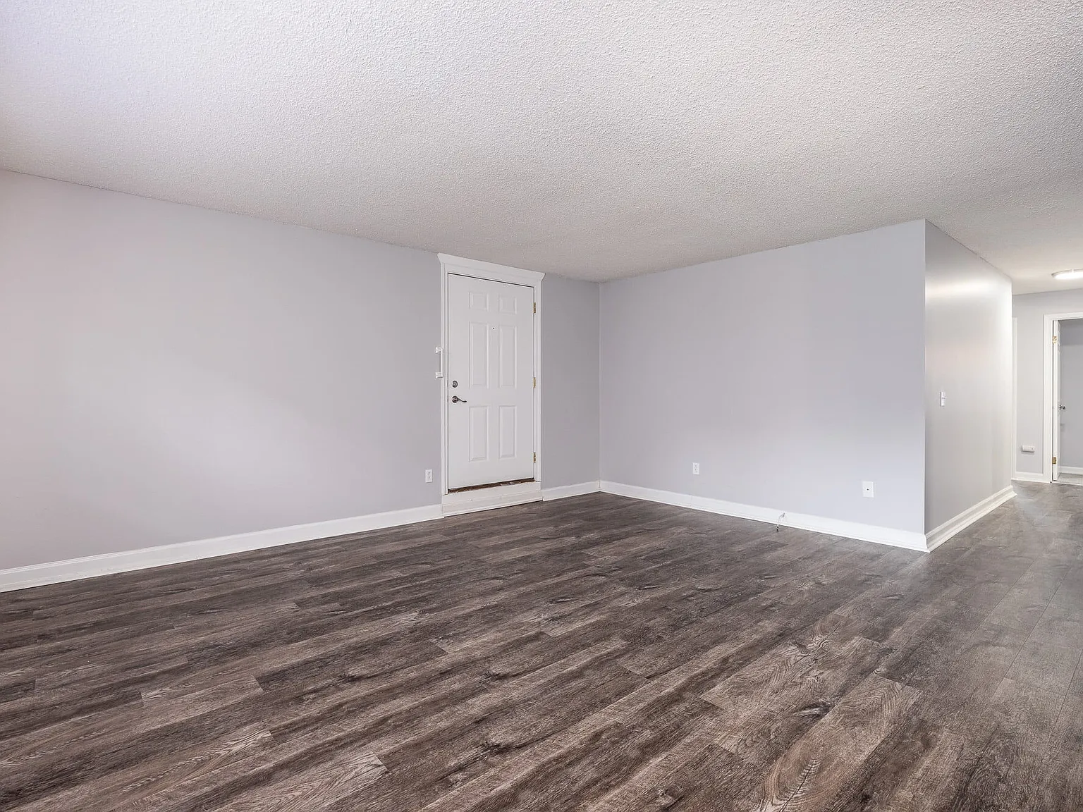 Oakwood Manor Apartments — Photo 3