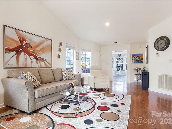 3rd image of 365 Laurel Park Pl
