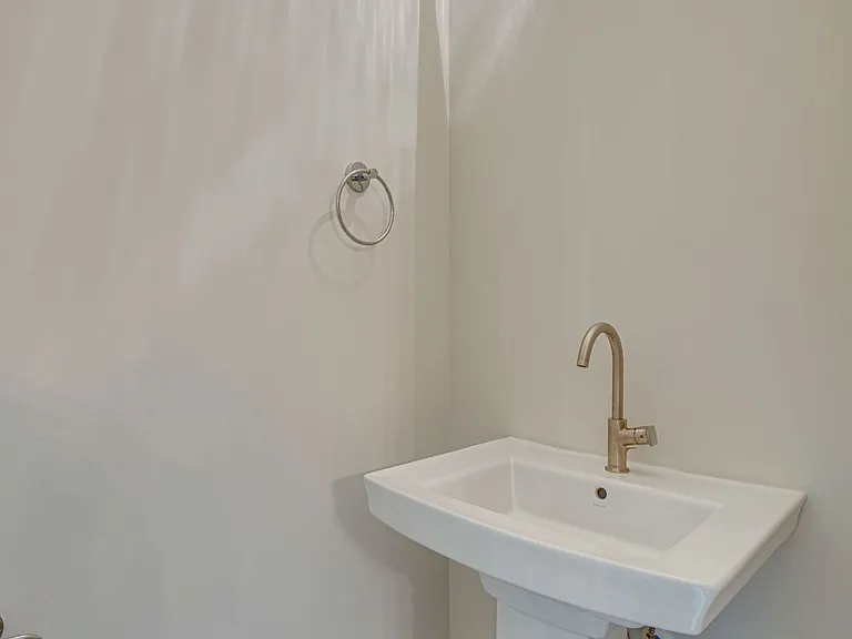 600B 45th Ave — Photo 19