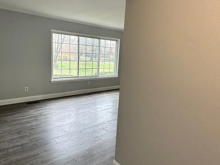 653 E Fox Hills Dr — Photo 8