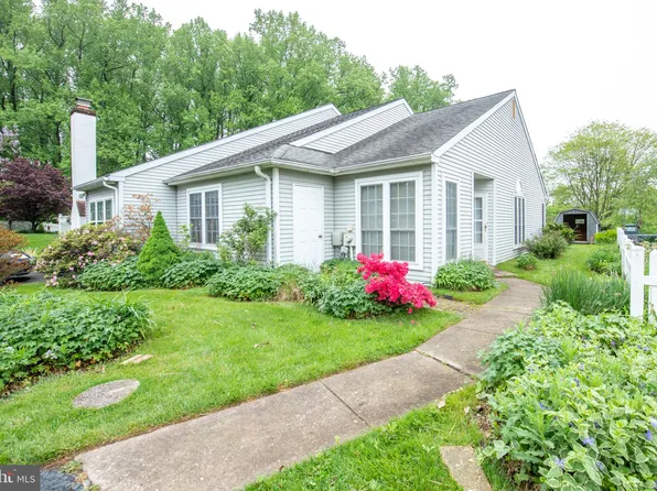 286 Woods Edge Pl, Langhorne, PA 19047