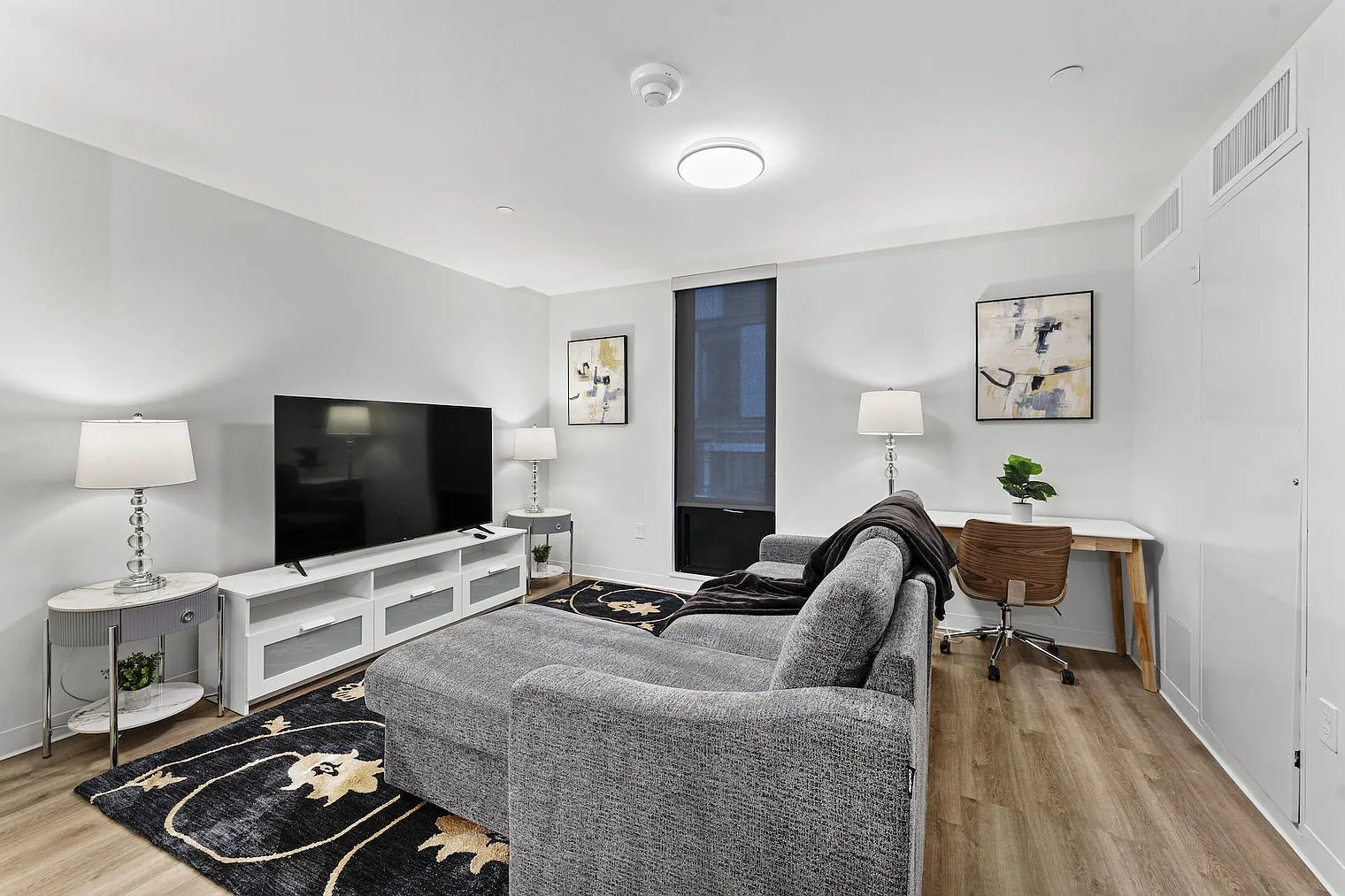 1 bed, 1.0 bath, 656 sqft, $3,744 — Photo 2