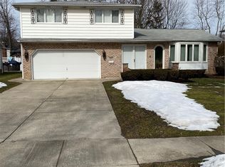 408 Countryside Ln, Williamsville, NY 14221