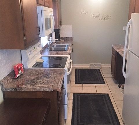 4th image of 1213 S Saint James Blvd