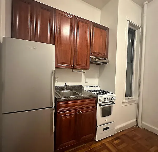 309 W 54th St #1D — Photo 3