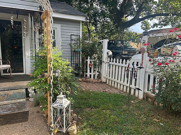 3rd image of 108 Weaver St