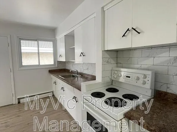 11218 124th St NW, Edmonton, AB T5M 0J8