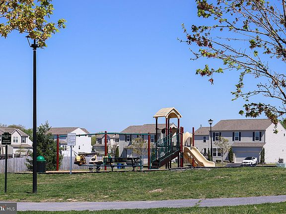 5th image of 566 Garden Gate Dr