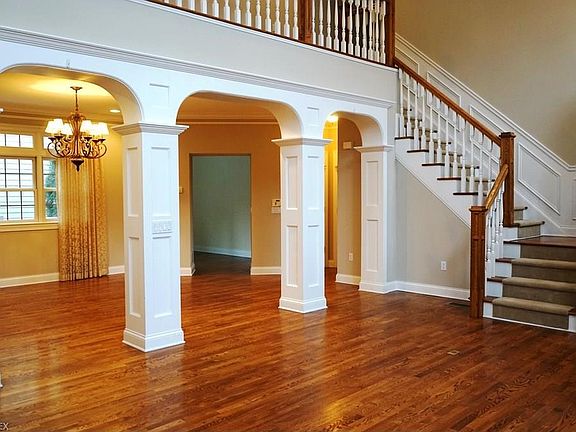 5th image of 19875 Chagrin Blvd