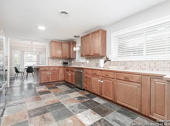 5th image of 3211 Oakleaf Dr